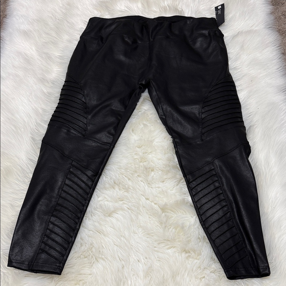 Women's Black Ribbed Leggings B4